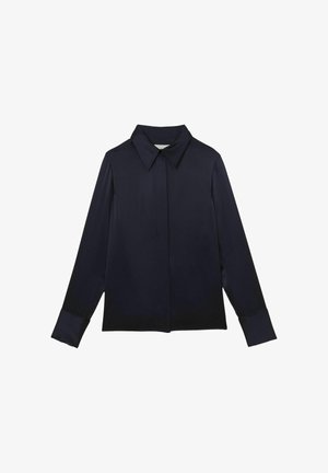 Tumši zila, garām piedurknēm blūze ar asi izteiktu apkakli un slēptu pogu aizdari, attēlota uz balta fona.