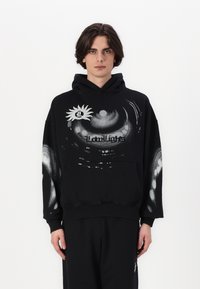 Schwarzer Kapuzenpullover mit einem zentralen Grafikdesign aus spiralförmigen Mustern und dem Text "LatoLights". Verfügt über eine Fronttasche und einen gerippten Saum.