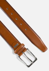 Brun læderbælte med sølvspænde, der har fem huller, glat tekstur og en tilspidset ende for et elegant design.