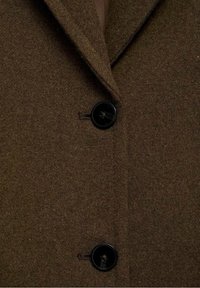 Manteau en laine marron, vue de face, avec col à revers et deux boutons noirs attachés au centre.