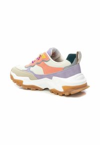 Zapatilla multicolor que presenta una mezcla de tejido transpirable y materiales sintéticos. El diseño incluye acentos en rosa, naranja, púrpura y blanco. Suela texturizada.