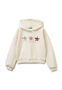 Kremowa bluza z kapturem z frontowym wzorem przedstawiającym trzy cekinowe gwiazdy w kolorze srebrnym, czarnym i różowym. Pod spodem tekst "United Colors of Benetton".