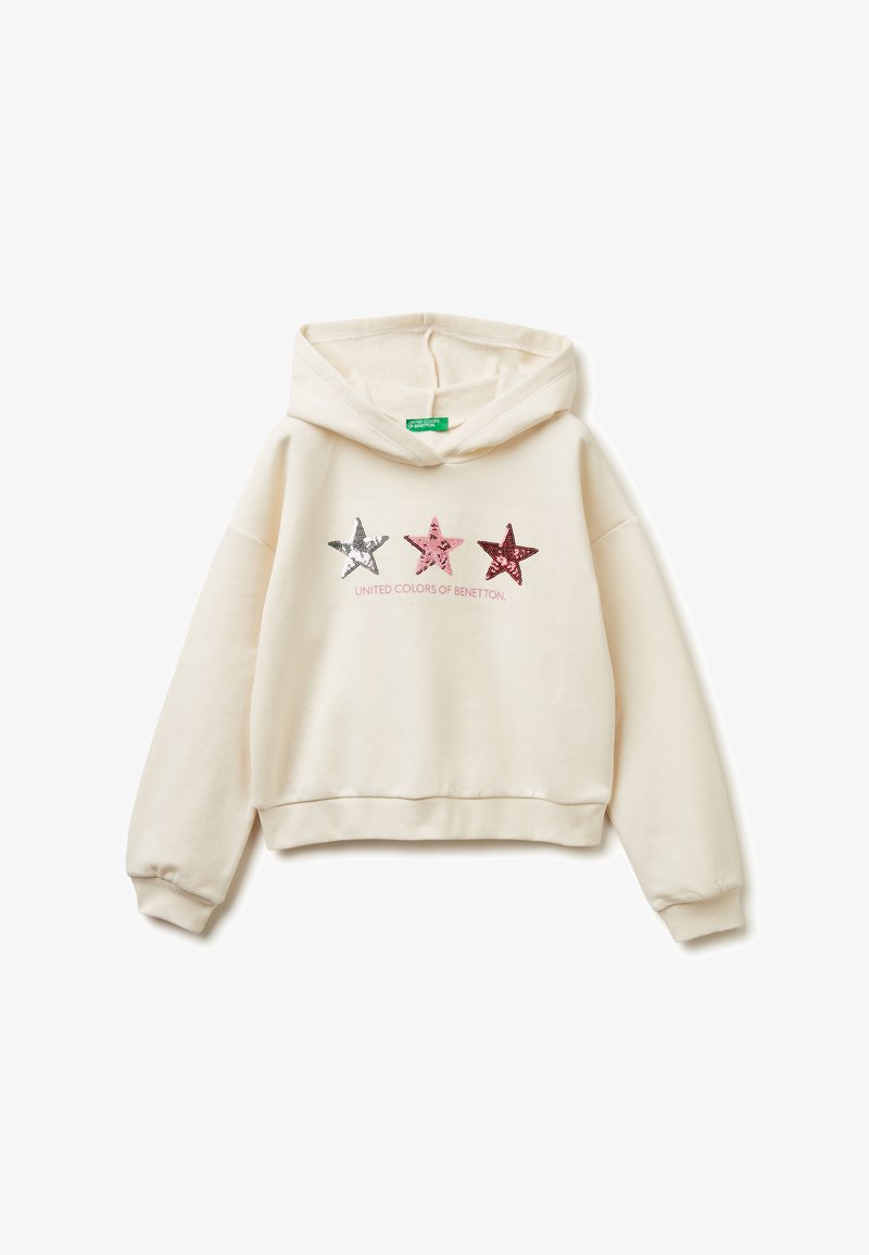 Sudadera crema con un diseño frontal que presenta tres estrellas de lentejuelas en plateado, negro y rosa. Texto "United Colors of Benetton" debajo.