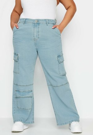 Lichtblauwe denim cargo broek met een wijd uitlopend ontwerp, dubbele zijzakken en een nette afwerking. Zachte textuur met zichtbare stikseldetails.