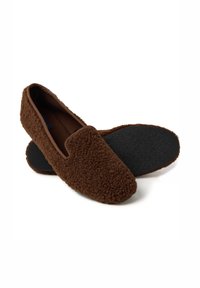 Zapatos marrones tipo slip-on hechos de forro polar texturizado con un interior suave, acentuados por una suela plana de goma negra y un borde marrón.