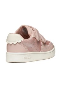 Rosa Leder-Sneaker mit hellrosa Akzenten, Klettverschluss, gewelltem Fersendetail und strukturierten rosa Seitenpaneelen. Weiße Gummisohle.