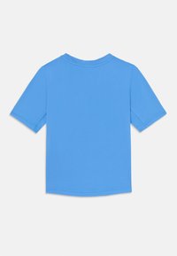 Trumpas rankovės mėlynas marškinėlis, pagamintas iš minkštos medžiagos, su apvaliomis iškirptėmis ir švaria, be siūlių nugara, be grafikos ar puošybos.