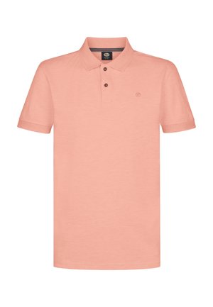 Hellkorallenfarbenes kurzärmeliges Poloshirt mit zwei dunklen Knöpfen und einem kleinen gestickten Logo auf der linken Brust.