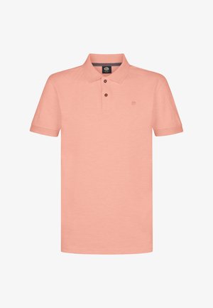 Krótka koszulka polo w jasnym koralowym kolorze z dwoma ciemnymi guzikami oraz małym haftowanym logo na lewej piersi.