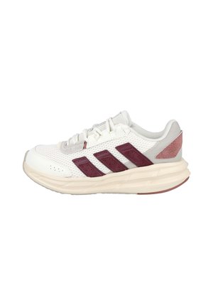 Zapatilla deportiva blanca y beige con rayas granate, parte superior de malla, suela acolchada y cierre de cordones, mostrada desde el lado exterior.