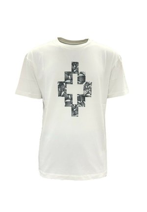 Witte T-shirt met korte mouwen en een zwart-wit pixelachtig kruisontwerp, gevormd door een patroon van slangenhuid, centraal op de voorkant.