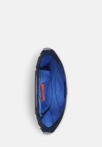 Marineblauwe handtas met een gladde buitenkant, een levendige blauwe suède binnenkant en binnenvakken. Inclusief een klein oranje label voor branding.