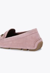 Różowe zamszowe mokasyny o niskim profilu i zaokrąglonym nosku. Posiadają dekoracyjny akcent na cholewce oraz gumową podeszwę zapewniającą przyczepność.