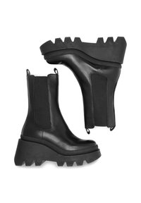 Černé kožené kotníkové boty s robustní platformovou podrážkou, elastickými bočními panely a poutky, s texturovaným cik-cak okrajem.