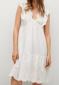Weißes Kleid aus Baumwolle, mit tiefem V-Ausschnitt, Rüschenärmeln und gewelltem Saum mit Ösen-Spitzendetails.