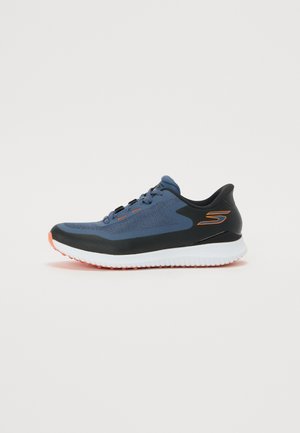 Laufschuh mit einem blauen Mesh-Obermaterial, schwarzen Akzenten und einer weißen Zwischensohle. Verfügt über eine orange Außensohle und ein strukturiertes Design.