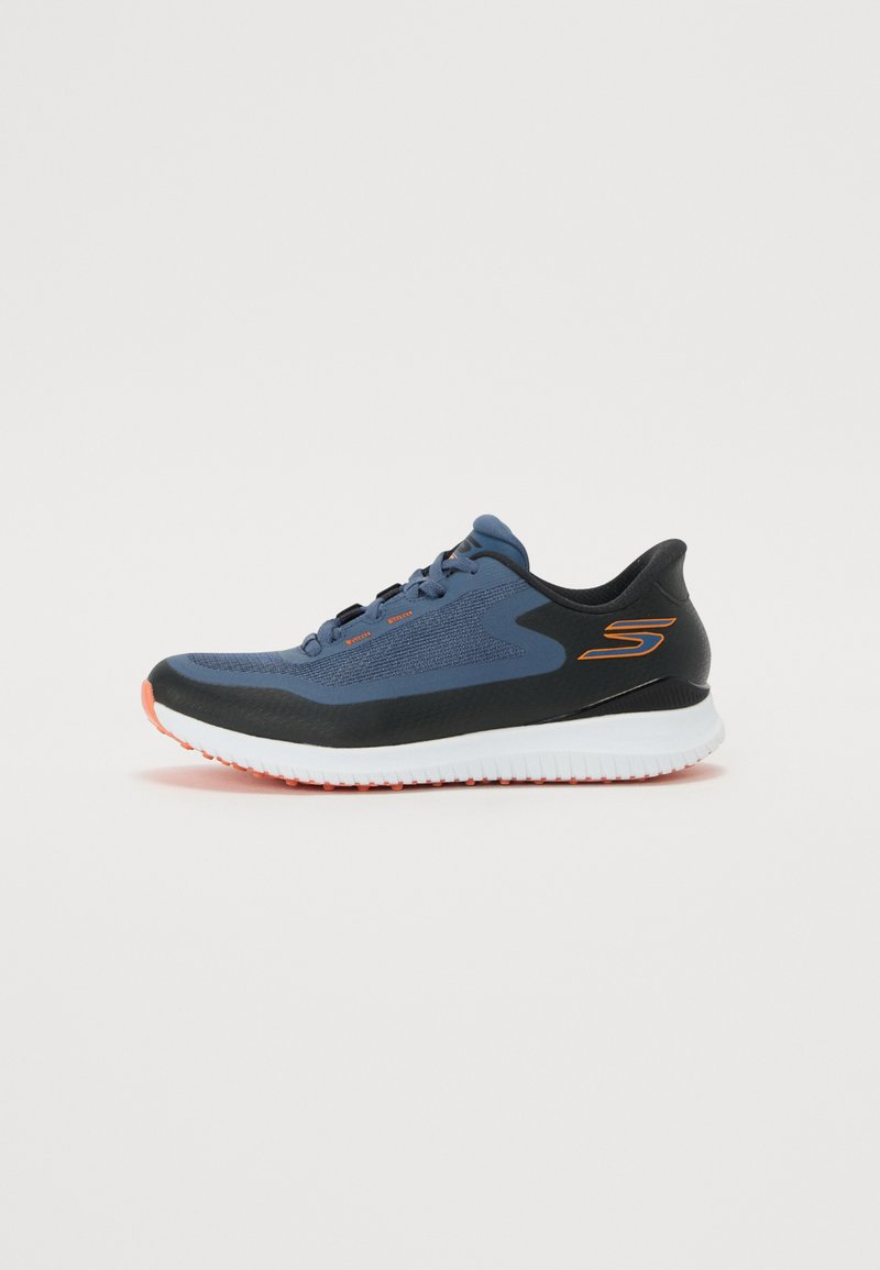 Chaussure de course avec un dessus en maille bleue, des accents noirs et une semelle intermédiaire blanche. Présente une semelle externe orange et un design texturé.