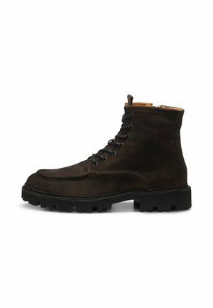 Dunkelbrauner Wildleder-Schnürstiefel mit dicker schwarzer Profilsohle, runder Spitze und Zuglasche hinten.