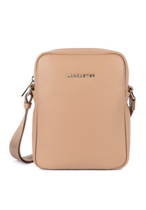 Beżowa skórzana torebka na ramię z srebrnym logo "LANCASTER", regulowanym paskiem i zamknięciem na zamek błyskawiczny u góry.