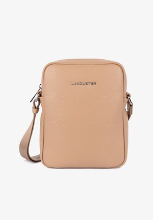Sac bandoulière en cuir beige avec logo "LANCASTER" argenté, bandoulière réglable et fermeture supérieure zippée.