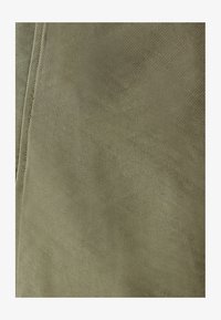 Atlasīts, olive green