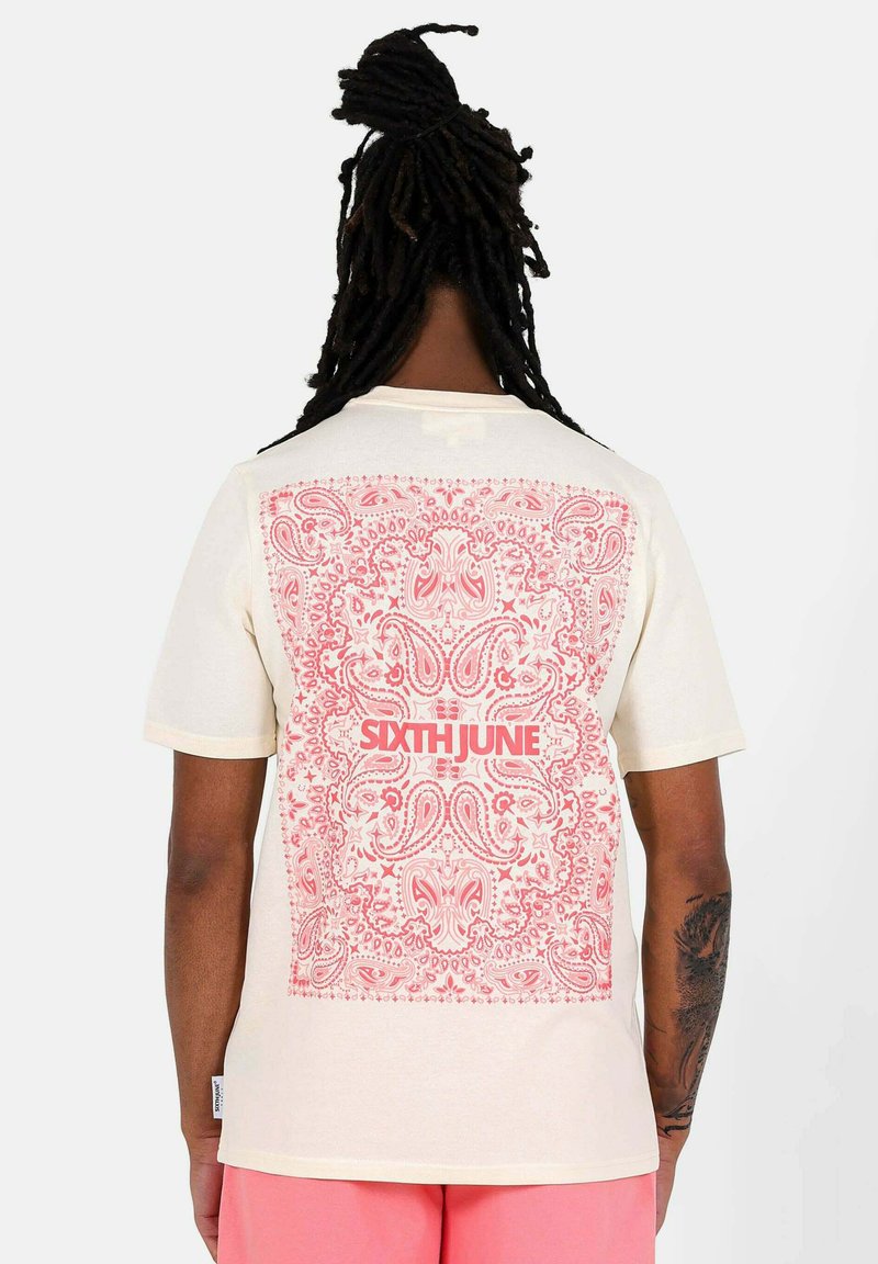 T-shirt met korte mouwen in crème met een groot roze paisleypatroon en de tekst "SIXTH JUNE" op de achterkant gedrukt. Gemaakt van katoen met een ontspannen pasvorm.
