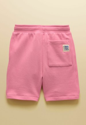 Rosa Fleece-Shorts mit elastischem Bund und einer Gesäßtasche mit angenähter Etikette, auf der "Sun Sand & Sea" steht.