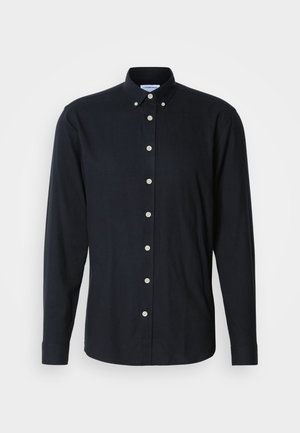 Camisa de manga longa azul marinho escuro com colarinho abotoável, placket frontal com botões e botões claros. Tecido suave com um corte moderno.