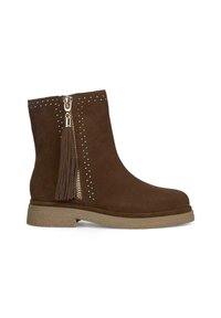 Bottines en daim marron avec des clous, une fermeture éclair sur le côté avec un gland, et une semelle en caoutchouc texturée.