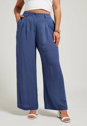 Wijdemanige pantalons in diepblauw, gemaakt van textuurstof. Voorzien van plooien aan de voorkant, een knoopsluiting en zijvakken.
