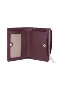 Portafoglio in pelle rosso scuro aperto che mostra uno slot per ID trasparente, slot per carte, scomparto con bottone a pressione e tasca per monete con zip.