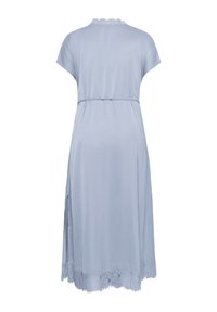 Robe midi bleu clair à manches courtes, fente latérale, taille cintrée et bordure en dentelle au bas et au niveau du décolleté, vue de dos.