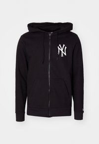 Čierna mikina na zips vyrobená z bavlnenej zmesi, s veľkým bielym logom na ľavej hrudi, prednými vreckami a kapucňou so sťahovacou šnúrkou.