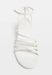 Stradivarius Sandaalit nilkkaremmillä - white