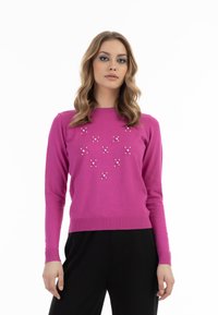 Pulover tricotat fucsia, cu guler rotund și mâneci lungi, decorat cu accente asemănătoare cu perlele în model de stea pe partea din față.