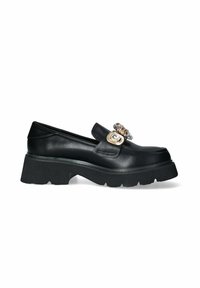 Mocassini neri in pelle con suola platform chunky, caratterizzati da accenti metallici decorativi e una texture liscia. Il design è elegante e moderno.