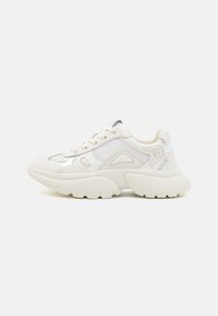 Massa vita sneakers med en blandning av släta och texturerade paneler, med ett mesh-övre och en räfflad sula för extra grepp. Silverdetaljer finns.