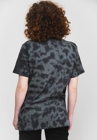 Paradiso Clothing BLACK SABBATH CLASSIC BAND LOGO DIP DYE - Print T-shirt - black