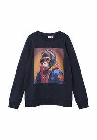 Sudaderas marinas con un gráfico de un mono usando gafas y auriculares, con colores brillantes y un estilo en capas con capucha.