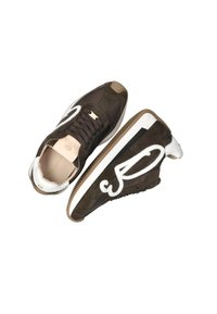 Zapatillas de ante marrón con acentos blancos, que presentan un logo distintivo, una parte superior texturizada y una suela de goma con acabado en color piedra.