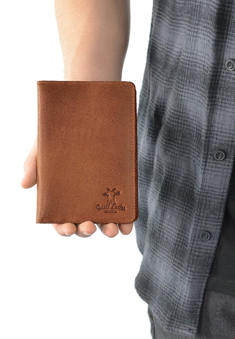 Gusti Leder BRODIE Passport holder light brown Zalando.ie