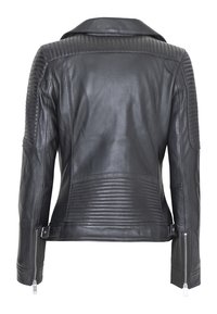 Giacca in pelle nera con dettagli trapuntati sulle spalle e ai lati, cuciture dettagliate e zip argentate sui polsini per una vestibilità regolabile.