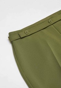 Olijf groene op maat gemaakte broeken met zijkanten verstelbare riemen en knoopsluitingen op een gladde stof.