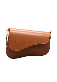 Borsa a mano in pelle marrone con design curvo, texture liscia, dettagli in oro e chiusura a patta magnetica. Presenta il logo goffrato.