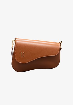 Borsa a mano in pelle marrone con design curvo, texture liscia, dettagli in oro e chiusura a patta magnetica. Presenta il logo goffrato.