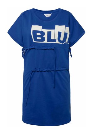 Korte mouwen blauwe jurk van katoen met een gestrikte taille. Heeft een grote witte "BLU" graphic en een ontspannen pasvorm met zijsplitten.