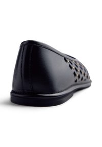 Zapato de cuero negro con un perfil bajo, que presenta un diseño trenzado de cortes y un acabado suave. Forma esbelta con una suela de goma duradera.