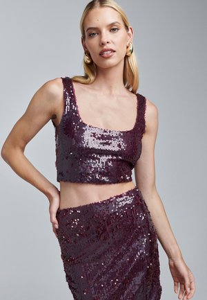 Burgundy sequins crop top kanssa neliön muotoisella pääntiellä ja yhteensopiva hame, jossa on sileä pinta ja hohtava tekstuuri molemmissa osissa.