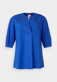 Blå blus i lättviktig tyg, med V-formad halsringning, halvärms puffärmar och en avslappnad passform.