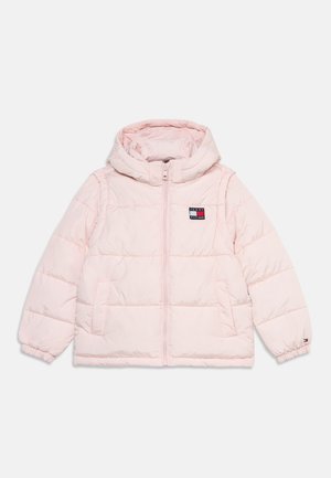 Lyserød polstret jakke med hætte, frontlynlås, sidelommer og et lille rektangulært Tommy Hilfiger-logo på brystet og ærmekanten.